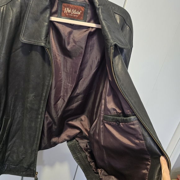 Men's Classic Black Leather Bomber Jacket - Picture 13 of 15